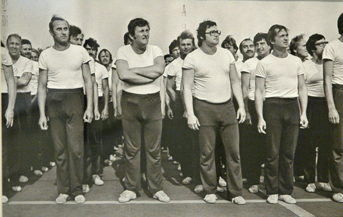 Muži v teplákách a bílých tričkách