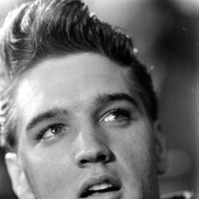 V mládí zpěvák nosil vyčesané vlasy, kvůli kterým ženy omdlévaly.