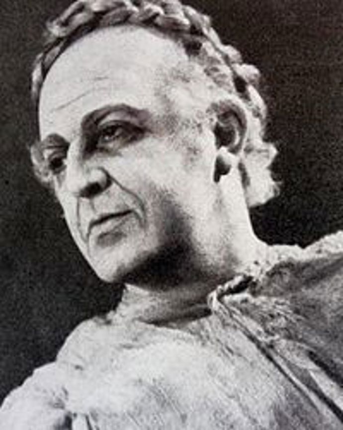 Otomar Korbelář v roli Caesara v Divadle na Vinohradech. 