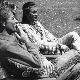 Lex Barker a Pierre Brice při pauze na natáčení.