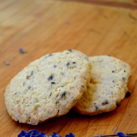 Levandulové sušenky jsou aromatické, chutné a zdravé. Stačí použít celozrnnou nebo špaldovou mouku. Sladká květinová vůně se výborně hodí k dezertům, zmrzlině, čokoládě či ovocným salátům.