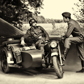Historie motocyklu začala před druhou světovou válkou, kdy v Sovětském svazu vznikl požadavek na obdobný typ motocyklu, jaký užíval zejména wehrmacht.