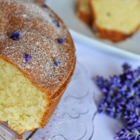 Levandulová bábovka 

Co budete potřebovat:

300 g polohrubé mouky
250 g měkkého másla
250 g tvarohu
170 g cukru krupice
4 vejce
1/2 kypřícího prášku do pečiva
1x vanilinový cukr
hrst levandule (čerstvá nebo sušená)
moučkový cukr na posypání

Jak na to:

V prvním kroku utřeme změklé máslo s cukrem, přidáme žloutky a tvaroh. Následně doplníme mouku, vanilkový cukr, hrst levandule a na závěr sních z ušlehaných bílků.

Pokud bude levandulové pečení vaše premiérové, pak s levandulí trošu šetřete. Levandule je hodně aromatická a při prvním „chuťovém“ setkání by bábovka nemusela úplně zabodovat. Doporučuji najít své optimální množství, protože pokud se to přežene, pak bábovka může kvůli silné vůni připomínat třeba mýdlo.

Těsto dobře promícháme a nalijeme do máslem předem vymazané a moukou vysypané bábovkové formy. Následně pomalu pečeme při teplotě 150°C po dobu přibližně 40 minut.