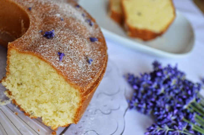 Levandulová bábovka 

Co budete potřebovat:

300 g polohrubé mouky
250 g měkkého másla
250 g tvarohu
170 g cukru krupice
4 vejce
1/2 kypřícího prášku do pečiva
1x vanilinový cukr
hrst levandule (čerstvá nebo sušená)
moučkový cukr na posypání

Jak na to:

V prvním kroku utřeme změklé máslo s cukrem, přidáme žloutky a tvaroh. Následně doplníme mouku, vanilkový cukr, hrst levandule a na závěr sních z ušlehaných bílků.

Pokud bude levandulové pečení vaše premiérové, pak s levandulí trošu šetřete. Levandule je hodně aromatická a při prvním „chuťovém“ setkání by bábovka nemusela úplně zabodovat. Doporučuji najít své optimální množství, protože pokud se to přežene, pak bábovka může kvůli silné vůni připomínat třeba mýdlo.

Těsto dobře promícháme a nalijeme do máslem předem vymazané a moukou vysypané bábovkové formy. Následně pomalu pečeme při teplotě 150°C po dobu přibližně 40 minut.
