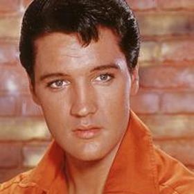 Elvis Presley byl považován za trendsettera své doby, jeho účesy chtěli nosit muži po celém světě.