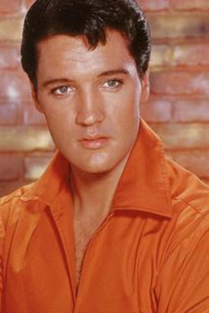 Elvis Presley byl považován za trendsettera své doby, jeho účesy chtěli nosit muži po celém světě.