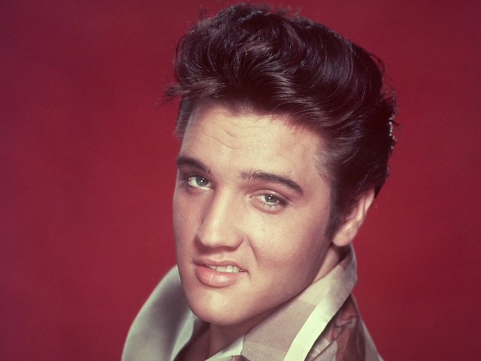 Elvis Presley zdobil nejeden dětský pokojíček - ženy a dívky ho milovaly, muži chtěli vypadat jako on.