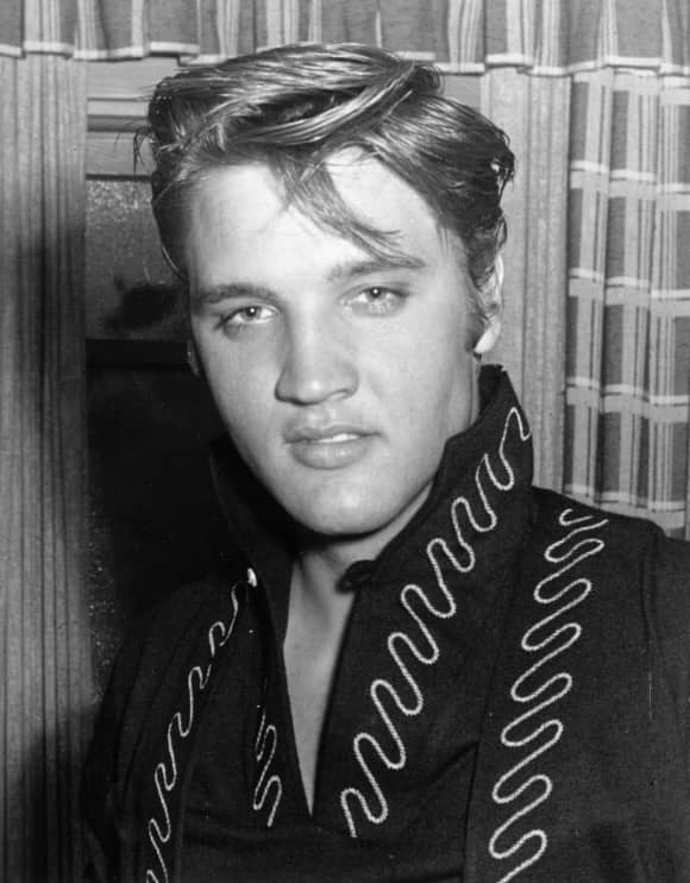 Elvis Presley měl vždy sklony k tloustnutí, jen díky nezřízenému stylu života a pohybu nebyl v mládí tlustý.