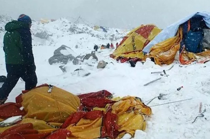Dan Fredinburg a další tři  zaměstnanci společnosti Google měli přinést Street View na Everest. Přišla však lavina a Fredinburg utrpěl zranění, kterým podlehl. Jeho kolegové naštěstí přežili.