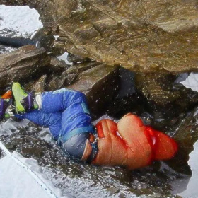 Na trase North Col na vrchol Everestu se horolezci mohou řídit  orientačním bodem „Zelené boty“. Jde vlastně o mrtvé tělo Tsewanga Paljora, které má na nohách výrazné boty.