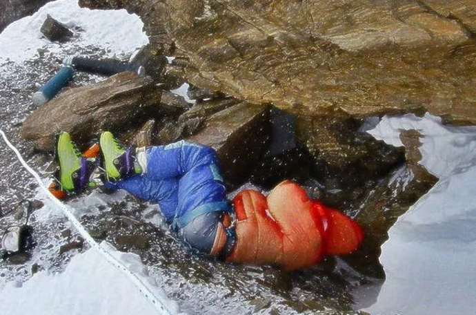 Na trase North Col na vrchol Everestu se horolezci mohou řídit  orientačním bodem „Zelené boty“. Jde vlastně o mrtvé tělo Tsewanga Paljora, které má na nohách výrazné boty.