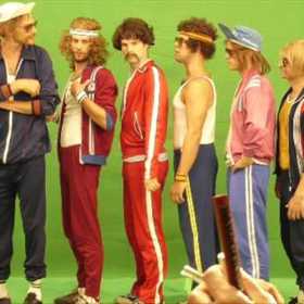 I skupina Nightwork natočila o tomto trendy outfitu skladbu a nazvala ji Tepláky