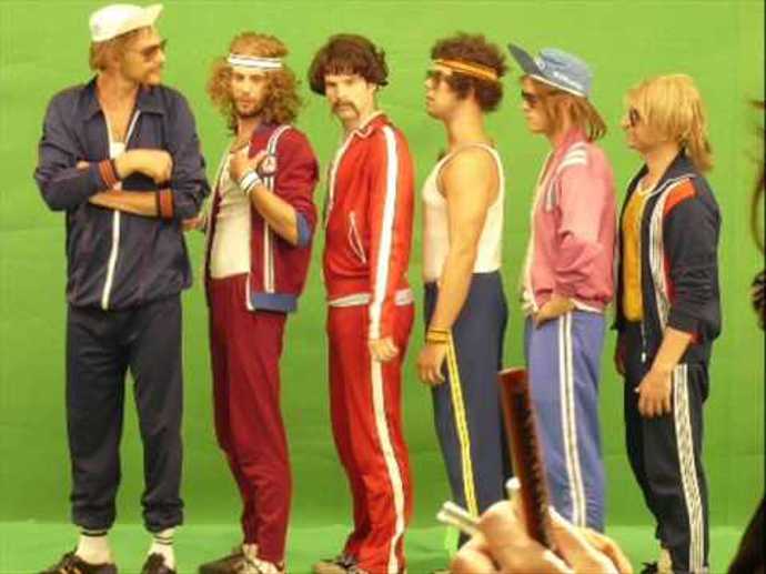 I skupina Nightwork natočila o tomto trendy outfitu skladbu a nazvala ji Tepláky