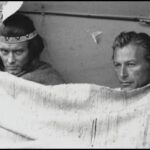 Když byla na natáčení zima, herci trávili čas společně pod dekou.