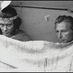 Když byla na natáčení zima, herci trávili čas společně pod dekou.