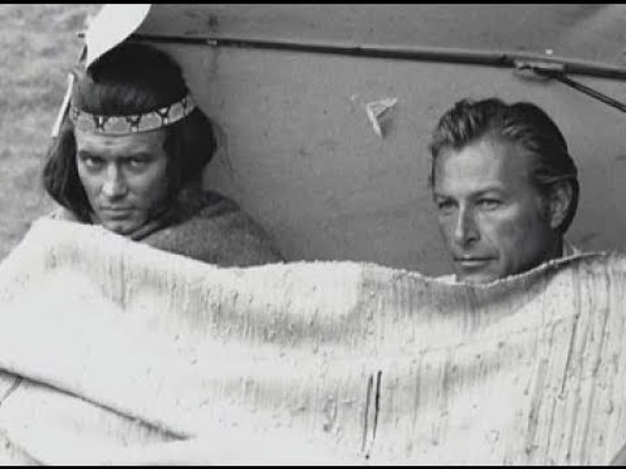 Když byla na natáčení zima, herci trávili čas společně pod dekou.