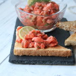 Tatarák z lososa divokého je sytě červený.