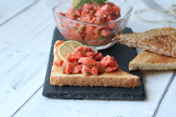 Tatarák z lososa divokého je sytě červený.