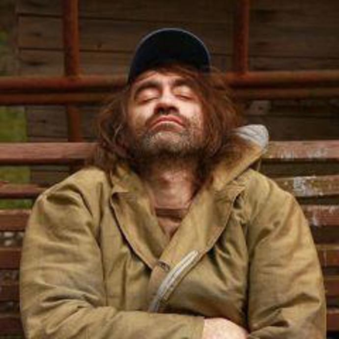 Jakub Kohák hraje ve filmu lehce zaostalého instalatéra, který žije s matkou a kočkami