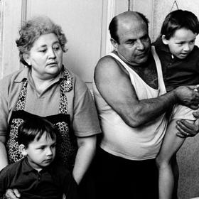 Děda Homolka s vnoučaty v tmavě modrých teplákových soupravách