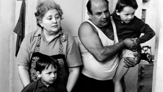 Děda Homolka s vnoučaty v tmavě modrých teplákových soupravách