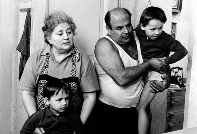 Děda Homolka s vnoučaty v tmavě modrých teplákových soupravách