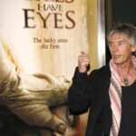 Billy Drago na premiéře filmu Hory mají oči, ve kterém si také zahrál.
