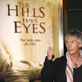 Billy Drago na premiéře filmu Hory mají oči, ve kterém si také zahrál.
