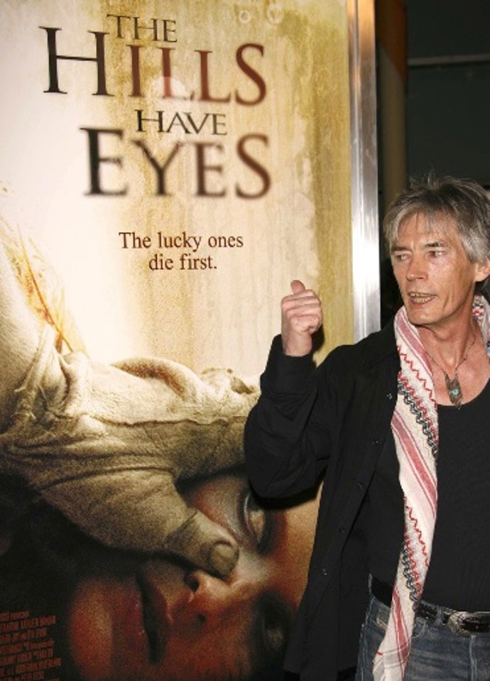 Billy Drago na premiéře filmu Hory mají oči, ve kterém si také zahrál.