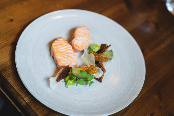 Zprudka osmažený losos, uvnitř syrový na japonský způsob.