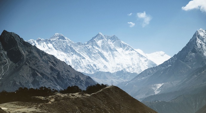 Mount Everest, nejslavnější hora světa, si vyžádal už přes tři stovky obětí. Mnohá z těl horolezců jsou stále zmrzlá po cestě na vrchol.