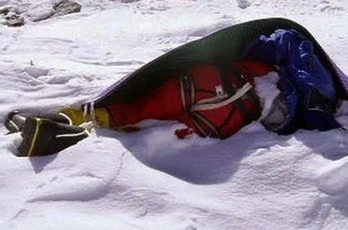 Bývalý astronaut Karl Gordon Henize zemřel na Mount Everest při testování přístrojů pro budoucí mise NASA.