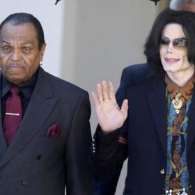 Michael Jackson neměl s otcem nikdy lehký vztah. Vyčítal mu, že chtěl na něm i jeho sourozencích vydělávat peníze a získat slávu