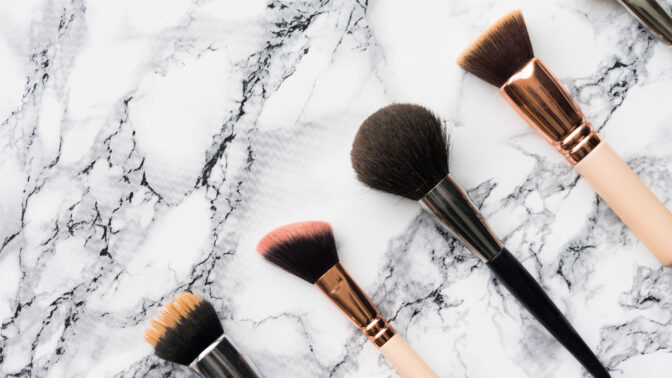 Kosmetický rádce: Proč používat na make-up štětce a proč je nutné je pravidelně prát