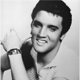 Jako mladý lamač dívčích srdcí nosil Elvis Presley vlasy krátce střižené, což mu slušelo nejvíc.