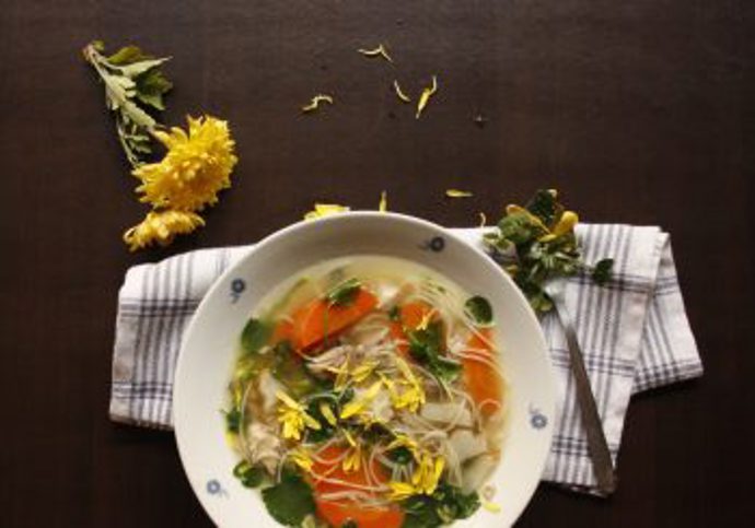 Polévka s fialkami a pampeliškami

Budete potřebovat:

40 g másla
40 g hladké mouky
2,5 dl mléka
2 hrsti fialek a pampelišek
1, 25 l vody
1 žloutek
petrželovou nať
pažitku

Z másla a mouky si připravte světlou jíšku, kterou zalijte vodou a dohladka vymíchejte. Květy nakrájejte a chvíli poduste na másle. Pak polévku osolte, opepřete a vložte do ní opečené fialky a pampelišky. Podávejte zjemněnou žloutkem rozšlehaným v trošce mléka. Dozdobte petrželkou a pažitkou.