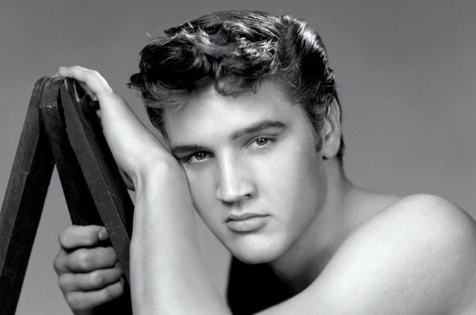 Elvis Presley a jeho vlnky, které ženy tak milovaly.