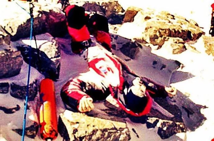 „Údolí duhy“ leží na vrcholu Everestu podél severovýchodní hřebenové cesty. Je to v podstatě masový hrob mrtvých horolezců. Název lokality byl zvolen kvůli množství zářivě barevného vybavení a bund, které jsou stále připevněny k tělům.