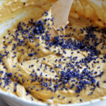 Levandulová bábovka

Budete potřebovat:

140 g cukru
 lžičky vanilky
1 lžičku sušené levandule
prášek do pečiva
3 vejce
125 g polohrubé mouky
3 lžíce mléka
cukrovou polevu
čerstvou levanduli

Žloutky vyšlehejte s cukrem do pěny, přidejte rozpuštěné máslo, prosetou mouku s práškem do pečiva a vlažné mléko. Těsto dobře vyšlehejte a přidejte vanilku a lžičku sušené levandule. Nakonec přimíchejte sníh z bílků. Těsto vlijte do vymazané a vysypané formy a pečte na 180 °C asi 30 minut. Upečenou bábovku polijte cukrovou polevou a posypte čerstvou levandulí.