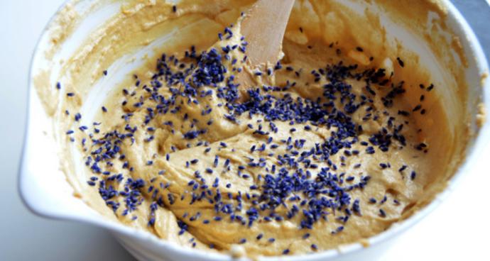 Levandulová bábovka

Budete potřebovat:

140 g cukru
 lžičky vanilky
1 lžičku sušené levandule
prášek do pečiva
3 vejce
125 g polohrubé mouky
3 lžíce mléka
cukrovou polevu
čerstvou levanduli

Žloutky vyšlehejte s cukrem do pěny, přidejte rozpuštěné máslo, prosetou mouku s práškem do pečiva a vlažné mléko. Těsto dobře vyšlehejte a přidejte vanilku a lžičku sušené levandule. Nakonec přimíchejte sníh z bílků. Těsto vlijte do vymazané a vysypané formy a pečte na 180 °C asi 30 minut. Upečenou bábovku polijte cukrovou polevou a posypte čerstvou levandulí.