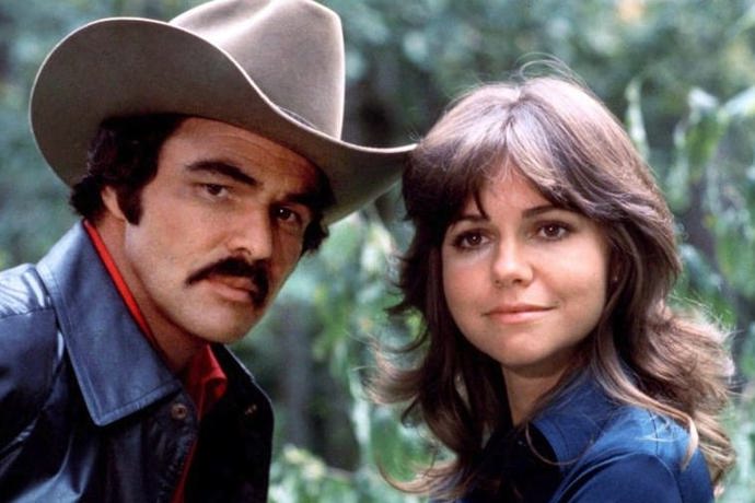 Burt Reynolds a Sally Field na filmovém plátně.