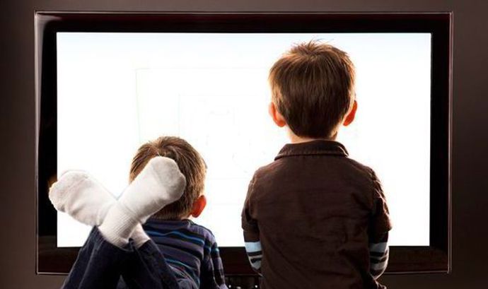 Děti sledují televizi čím dál častěji