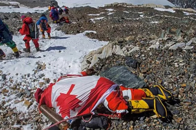 Francys Arsentiev a její manžel Sergej byli zanícenými lezci, kteří se snažili dobýt Everest. Cílem Francys bylo stát se první americkou ženou, která vylezla na vrchol Everestu bez použití doplňkového kyslíku.  Pokus byl marný a oba zemřeli.