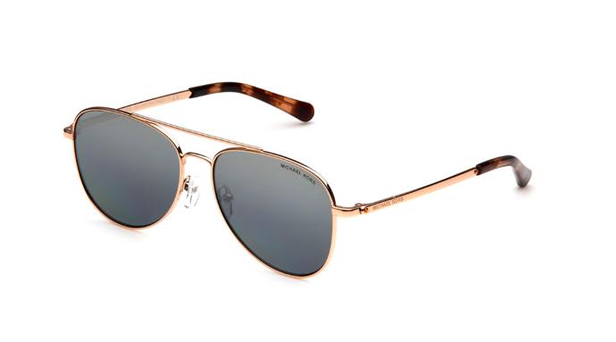 Všichni chceme pleť jako z alabastru, takže i to je velký důvod nechodit ven vez slunečních brýlí.