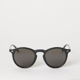 Nestárnoucí klasika nikdy neomrzí. Sluneční brýle H&M, 249 Kč .