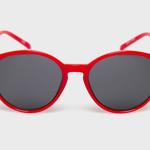 Vsaďte na barevné obroučky a oživte smutný outfit. Sluneční brýle Vans, 439 Kč