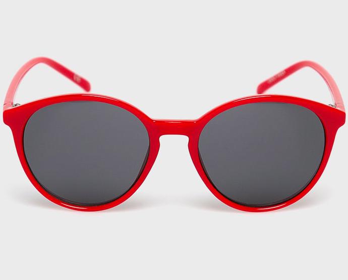 Vsaďte na barevné obroučky a oživte smutný outfit. Sluneční brýle Vans, 439 Kč