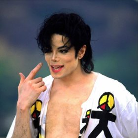 Stával se bělejším a bělejším a nikdo nechápal proč. Prý neměl v pleti žádný pigment. Média psala o vybělování kůže, Jackson mluvil o nemoci zvané vitiligo