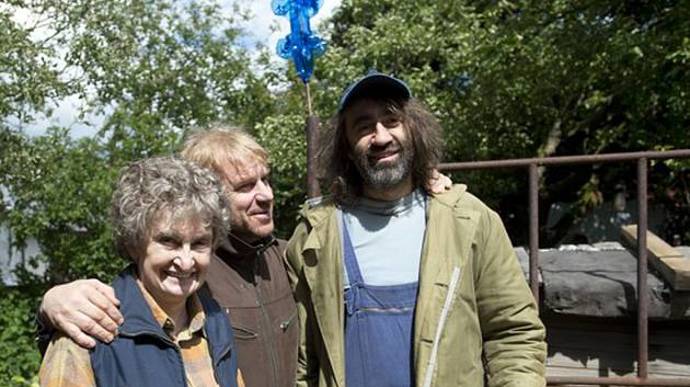 Režisér Tomáš Vorel na záběrech z natáčení s Jakubem Kohákem a Evou Holubovou, která mu hraje matku