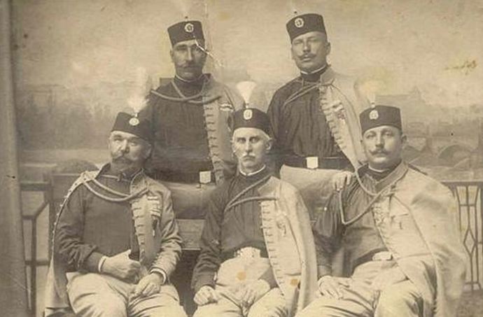 Členové organizace Černá ruka. S tou Princip jako člen přidružené Mladé Bosny spolupracoval na přípravách atentátu.